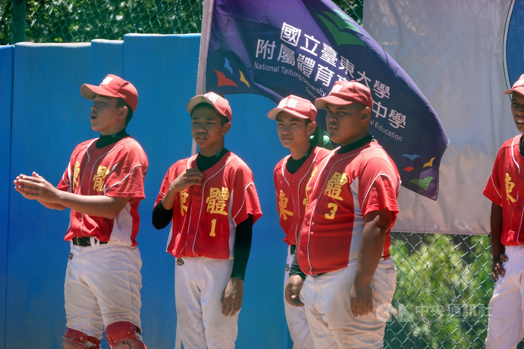 夢想大聯盟U15棒球邀請賽4強,東體紅隊先發投手林易霆(左2)是教練團口中的「情蒐小組」,7日4強與學長台東體中隊交手好投,自評國中控球進步最多。中央社記者謝靜雯攝 109年8月7日