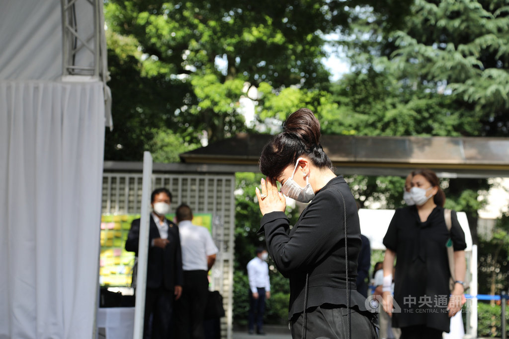 旅日女星翁倩玉7日到駐日處悼念李登輝,在李登輝遺照前合掌致意。她表示,李登輝對台日友好貢獻很大。中央社記者楊明珠東京攝 109年8月7日