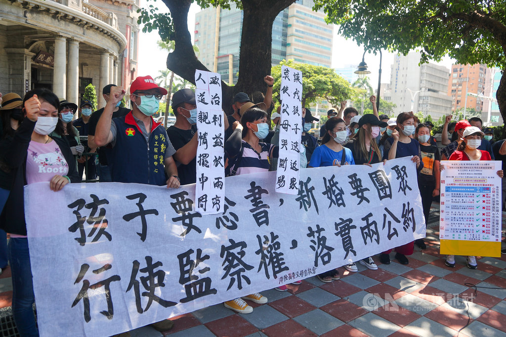 「台灣滯陸孩童父母自救會」7日下午帶隊到監察院外陳情,呼籲監察院對政府相關單位提出糾正,讓陸配及子女可以早日返家團聚。中央社記者王騰毅攝 109年8月7日