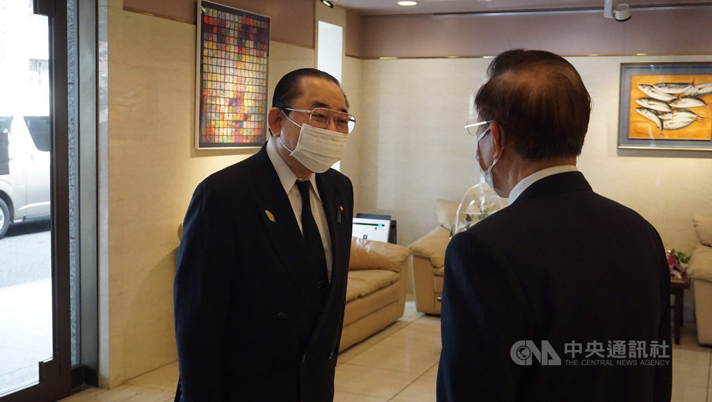 駐日代表處設立「悼念李前總統登輝先生逝世簽名處」,供日本各界弔唁,日本復興大臣田中和德7日前來悼念。圖為他與駐日代表謝長廷(右)致意。中央社記者楊明珠東京攝 109年8月7日