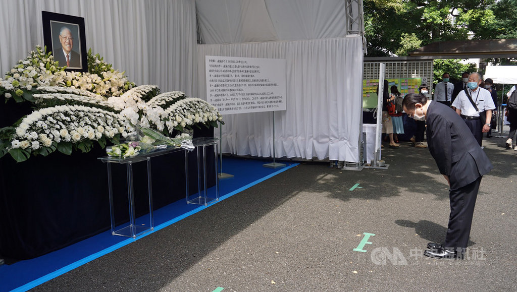 駐日代表處設立「悼念李前總統登輝先生逝世簽名處」,供日本各界弔唁,日本復興大臣田中和德7日前來悼念,圖為他向李登輝遺像鞠躬。中央社記者楊明珠東京攝 109年8月7日