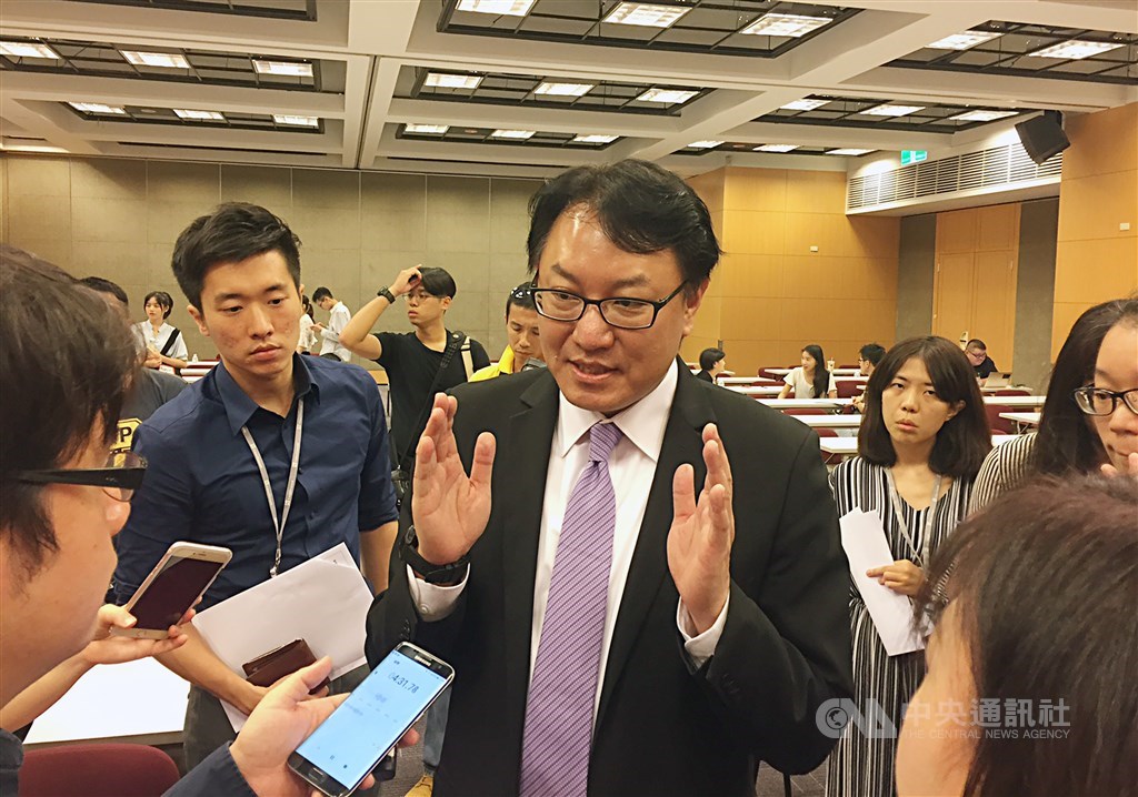 北富銀7日爆出易恒健康授信弊案,金管會銀行局長莊琇媛表示,已要求北富銀盡速提交授信過程與匯款相關資料,視情況採取後續行動,不排除約談北富銀總經理程耀輝(中)說明。(中央社檔案照片)