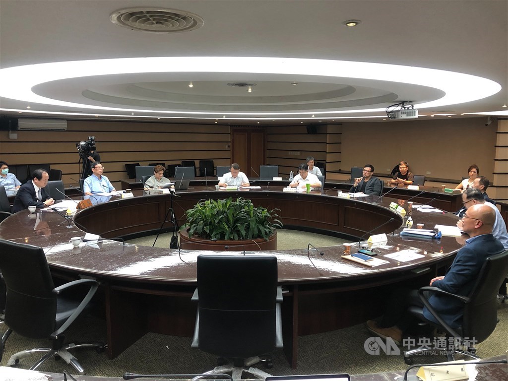 中央選舉委員會7日召開委員會議,決議將函請2項制憲意向公投提案人之領銜人限期補正。圖為中選會7月舉行辜寬敏所提「您是否同意要求總統啟動憲法改造工程」公投提案的聽證。(中央社檔案照片)