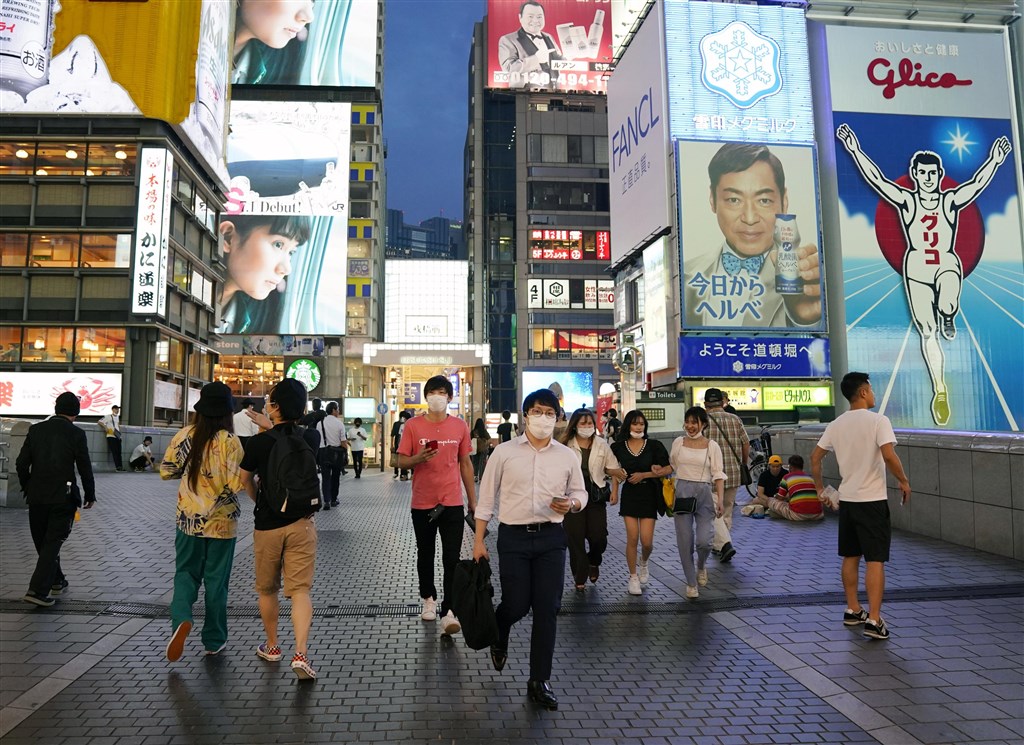 日本6日新增1484例武漢肺炎確診,連續3天新增超過1000例。圖為大阪民眾上街戴口罩。(共同社)
