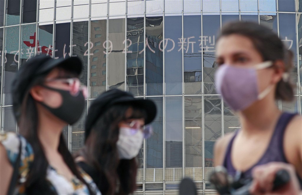 日本東京7日新增462例武漢肺炎確診,連續11天超過200例。圖為涉谷大樓看板刊載武漢肺炎疫情。(共同社)