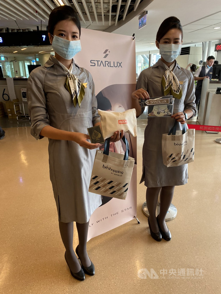星宇航空推出「好想出國飛行假期體驗」行程,首批旅客7日出發,空服員並準備好小禮物,送給所有參與民眾。中央社記者余曉涵攝 109年8月7日