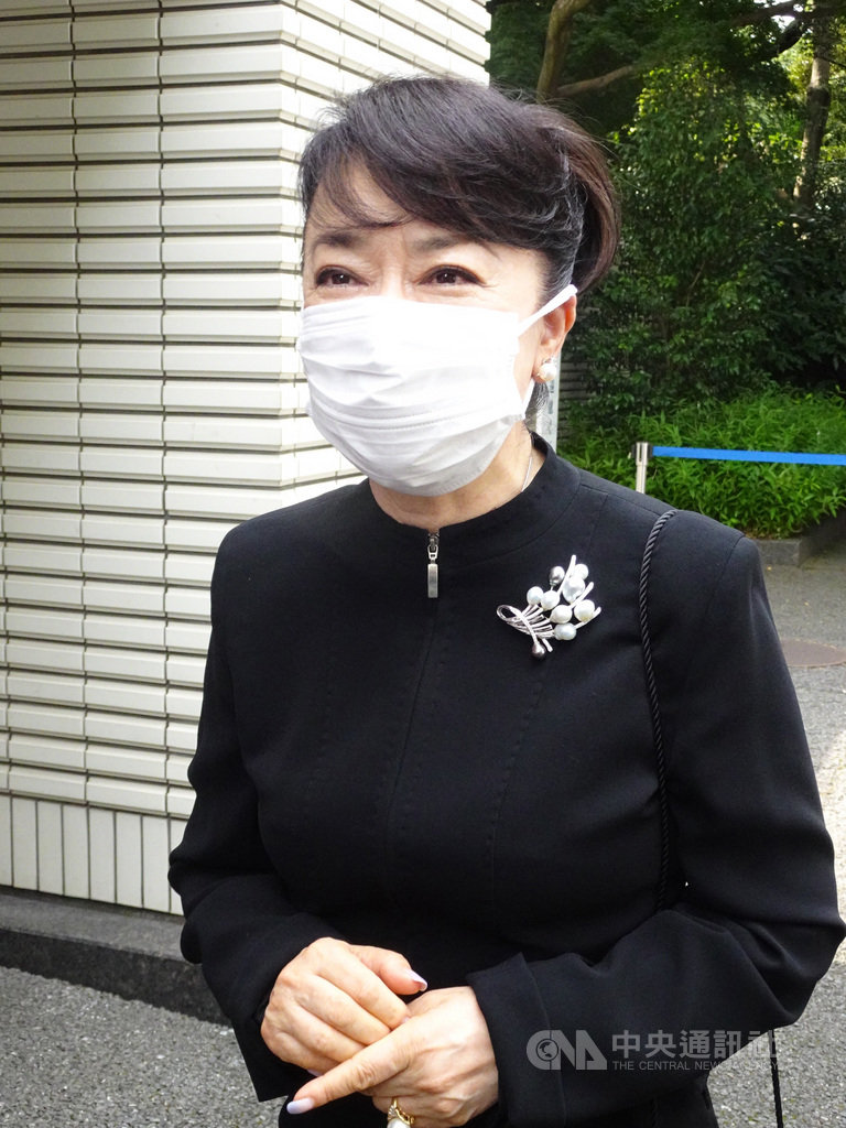 旅日女星翁倩玉7日到駐日處悼念李登輝。她表示,之前在台北舉辦版畫展時,李登輝特別來捧場,停留很久的時間。李登輝每次看到她,都喜歡用日語和她交談,氣氛都是和樂融融。中央社記者楊明珠東京攝 109年8月7日