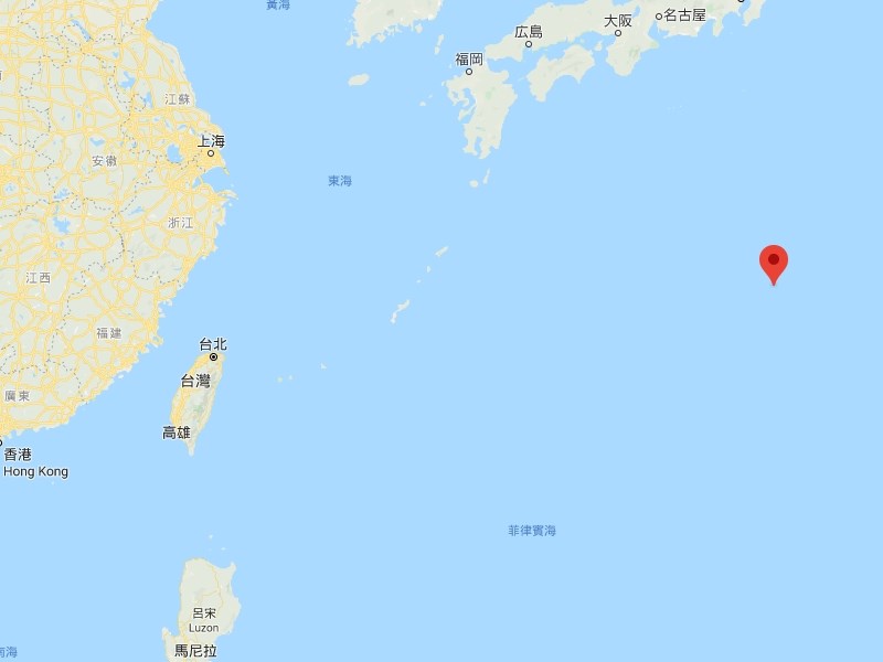 日本小笠原群島「西之島」(圖紅點處)噴發火山灰,隨太平洋高壓西伸氣流,6日晚間起影響台灣東部及北部空氣品質。(圖取自Google地圖網頁google.com/maps)