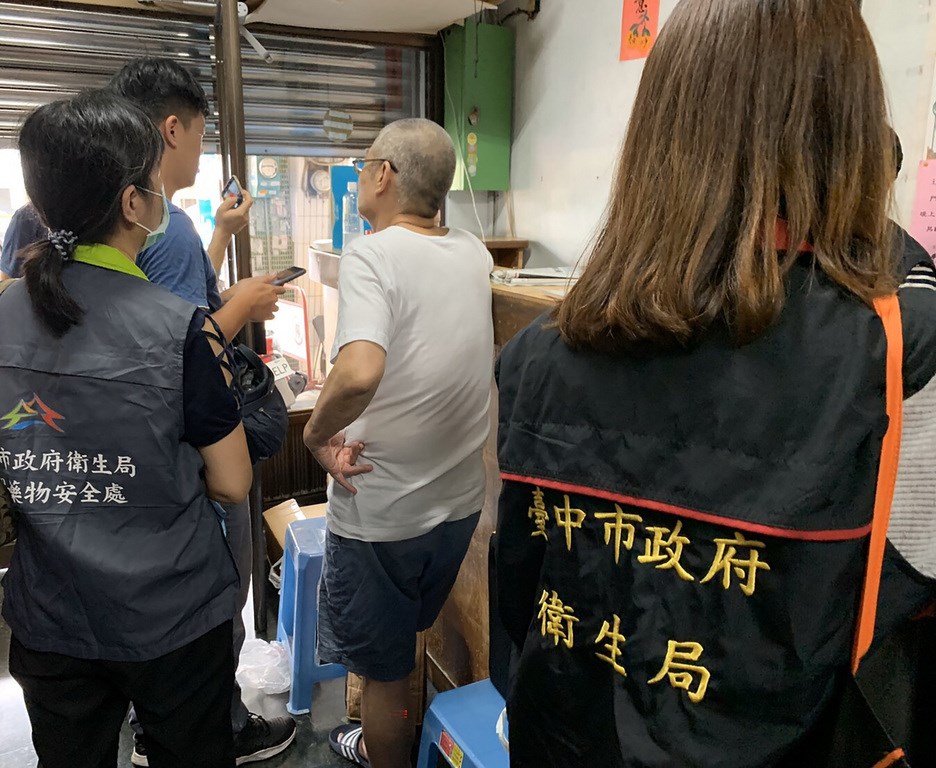 中藥粉重金屬超標案情如滾雪球越來越大,截至8月6日,前往醫院檢查人數共計60人,血中鉛含量超標有12人。圖為檢警6日協同台中衛生局人員搜查九福中醫診所。(台中市衛生局提供)