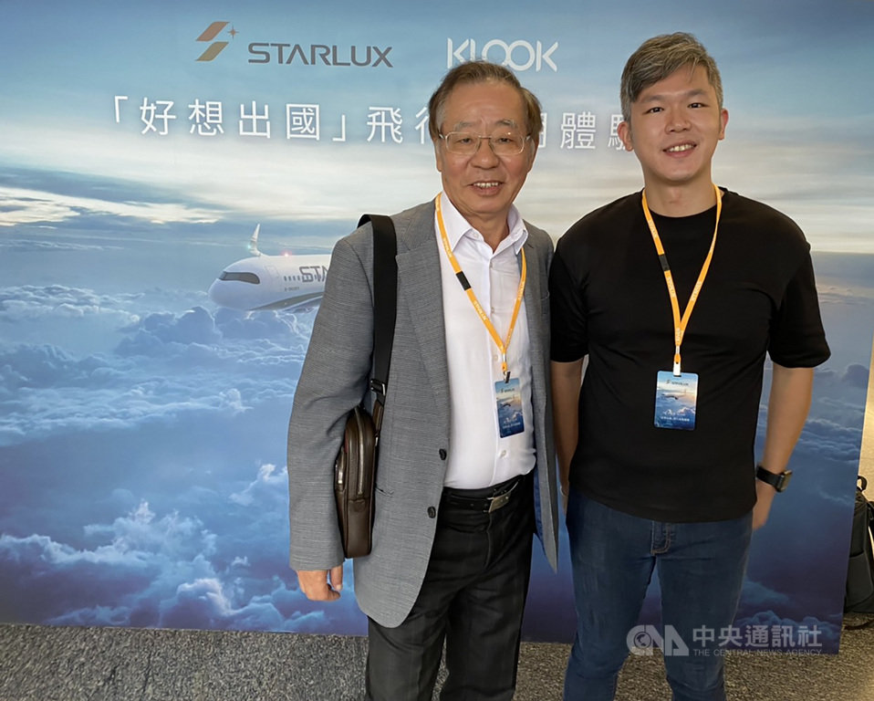 全球疫情仍在延燒,讓國內近期「偽出國」行程超夯,KLOOK台灣市場行銷總監林耀民(右)7日受訪表示,偽出國超夯主要是回應消費者的嚮往,他也認為這樣的模式未來只會越來越多。中央社記者余曉涵攝 109年8月7日