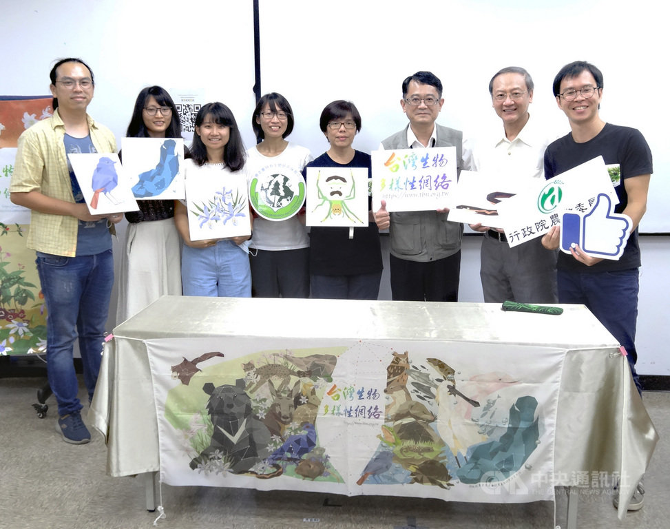 行政院農委會特有生物研究保育中心7日在台北舉行「台灣的生物多樣性開放資料現況」記者會,公布推動公民科學成果蓬勃,據統計,公民(鄉民)科學家所貢獻資料中,參與最熱烈的生物類群包括鳥類、蝶蛾類(鱗翅目昆蟲)、植物及蛙類(兩棲類)等。中央社記者楊淑閔攝 109年8月7日