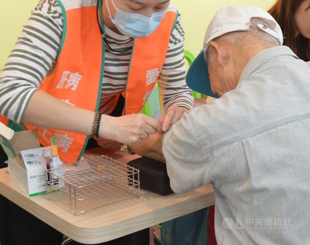 衛福部表示,9月起放寬肝炎篩檢的年齡限制,只要45歲以上到79歲以下民眾,終身可接受一次的B、C型肝炎篩檢,預計9月中旬後提供篩檢服務。圖為民眾進行肝病篩檢。(中央社檔案照片)