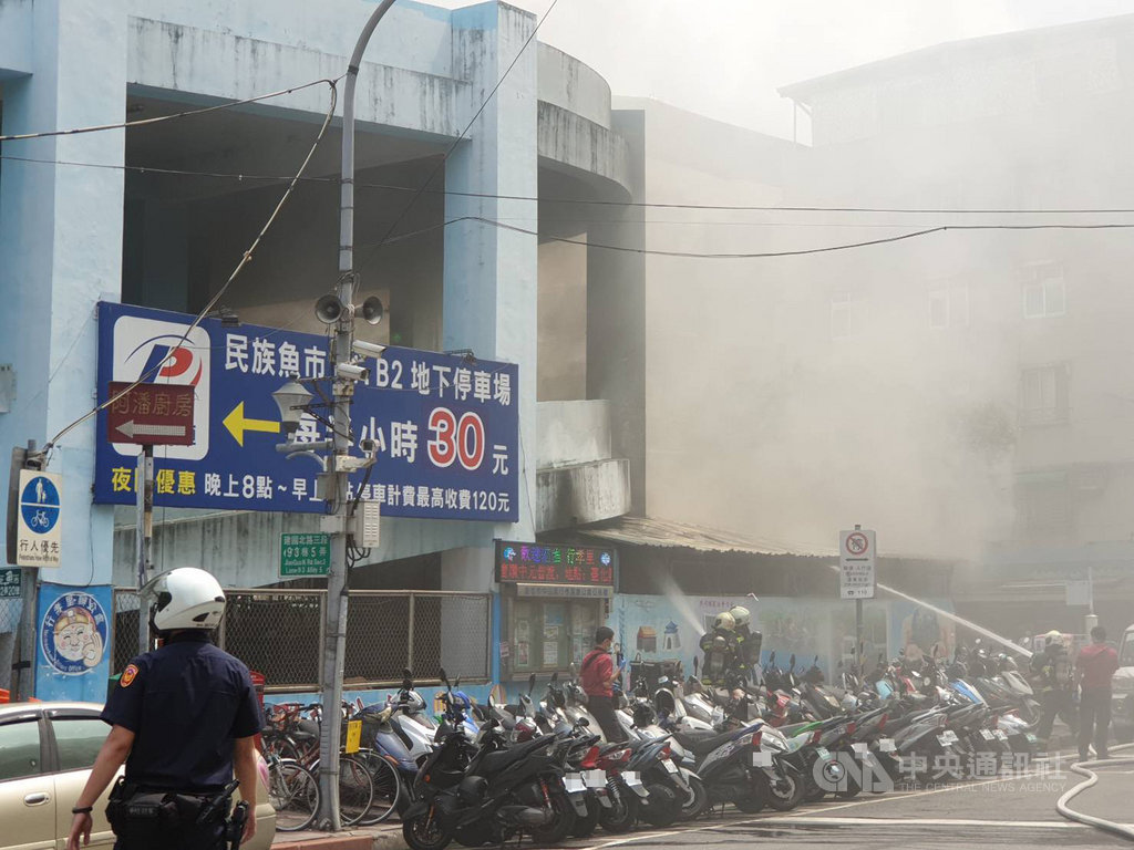 鄰近台北市濱江果菜市場後方一處儲藏室8日上午發生火警,警消獲報後派大批人車搶救,到場發現報案地點已冒出大批濃煙,火勢10分鐘內撲滅,未有人員傷亡。(翻攝畫面)中央社記者劉建邦傳真 109年8月8日