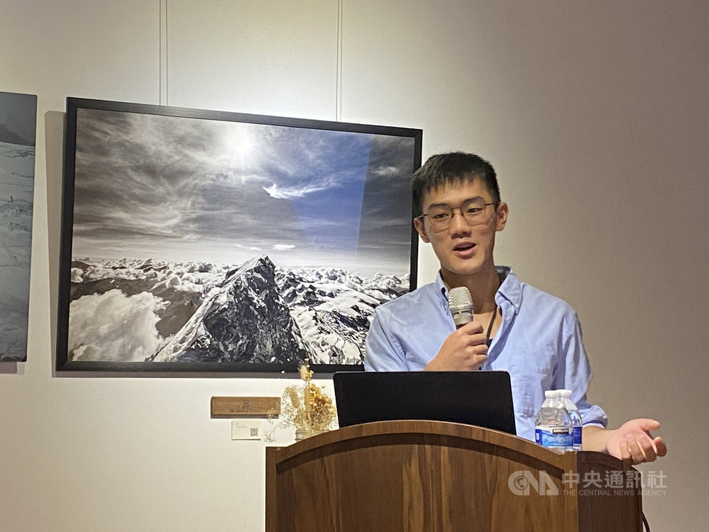 青年登山者林雋攝影展「與山的一支獨舞」8日舉行開幕活動,他在2019年間獨攀阿爾卑斯山馬特洪峰成功,過程中所拍下影像則於這次攝影展呈現,盼和更多人分享他的旅途。中央社記者陳秉弘攝 109年8月8日