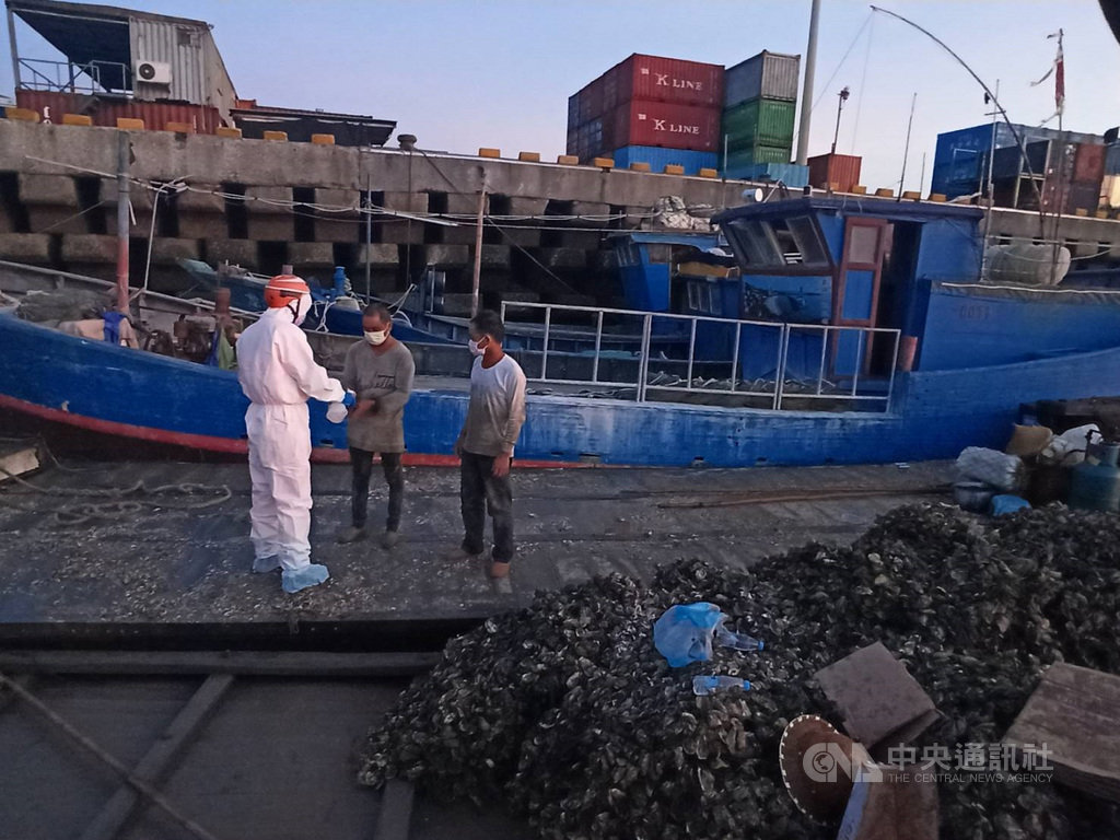 金門海巡隊表示,7日在烈嶼周邊海域查扣2艘非法越界作業中國籍漁船,海巡隊員強勢登檢後,當場查扣相關作業工具及2萬條石蚵;同時並針對4名船員量測體溫,無發現異常,也未見牛、豬肉製品,隨即將人船一併押返料羅港。(金門海巡隊提供)中央社記者黃慧敏傳真 109年8月8日