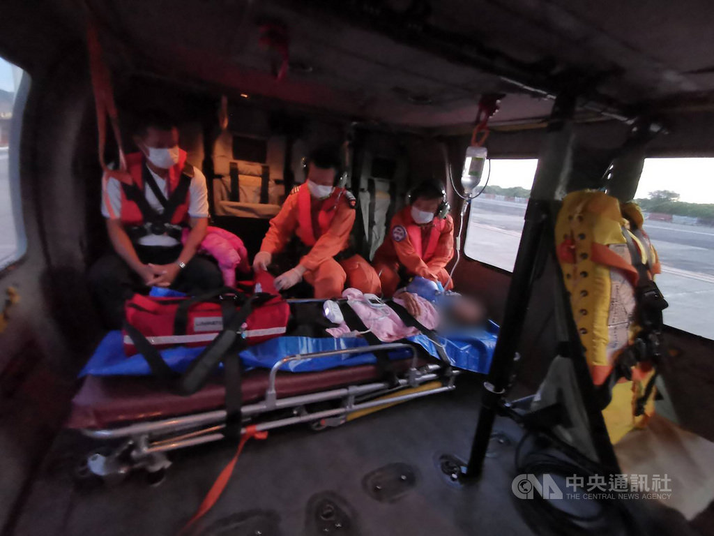 台東蘭嶼、綠島8日不平靜,下午起陸續發生3起需後送事件,讓空勤總隊黑鷹直升機穿梭來回在台東與太平洋上空。(空勤提供)中央社記者盧太城台東傳真 109年8月8日