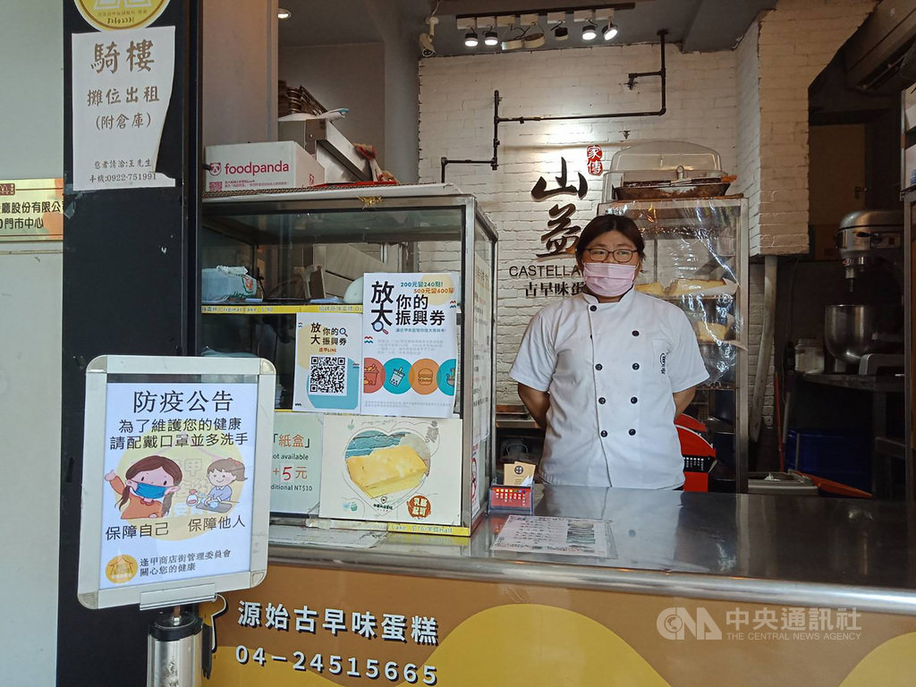 台中逢甲夜市8日晚間適逢暑假與週末假日,湧入不少人潮,商圈管委會印製防疫宣導海報提供給店家,提醒民眾戴起口罩護健康。中央社記者蘇木春攝 109年8月8日