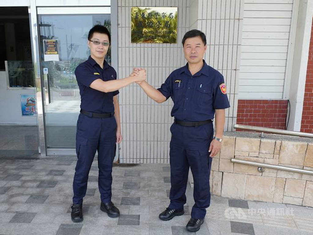 台東縣警察局成功分局有2對父子檔警察,2個兒子8日分別對警察父親說「爸爸辛苦了,父親節快樂」。圖為成功警分局第2組巡佐許光勝(右)和第3組巡官許岳庭(左)父子。(成功警分局提供)中央社記者盧太城台東傳真 109年8月8日