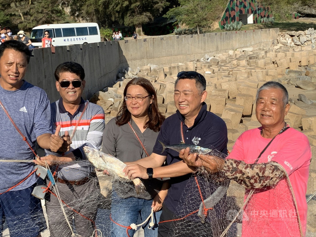 金門縣成功海灘8日有大批民眾齊力拉漁網,體驗先人「牽罟」捕魚,金門縣長楊鎮浯(右2)、國民黨立委陳玉珍(中)等人也到場共襄盛舉。(金門縣政府提供)中央社記者黃慧敏傳真 109年8月8日