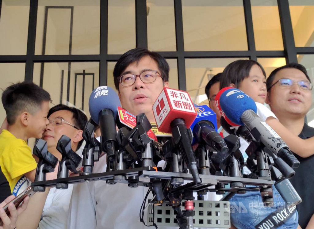 民進黨高雄市長補選候選人陳其邁(中)8日針對國民黨候選人李眉蓁要研議「以海水沖馬桶」的想法表示,公共政策不是天馬行空,呼籲李眉蓁要把政見說清楚,否則對選舉是扣分的。中央社記者王淑芬攝 109年8月8日