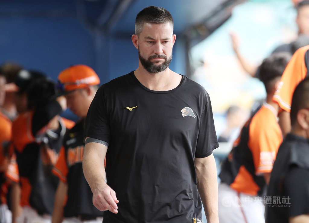 中職統一獅隊洋投羅里奇(Josh Roenicke)(中)7日先發完手肘不適,8日確定有傷且不樂觀,先下二軍進一步檢查。中央社記者張新偉攝 109年8月8日
