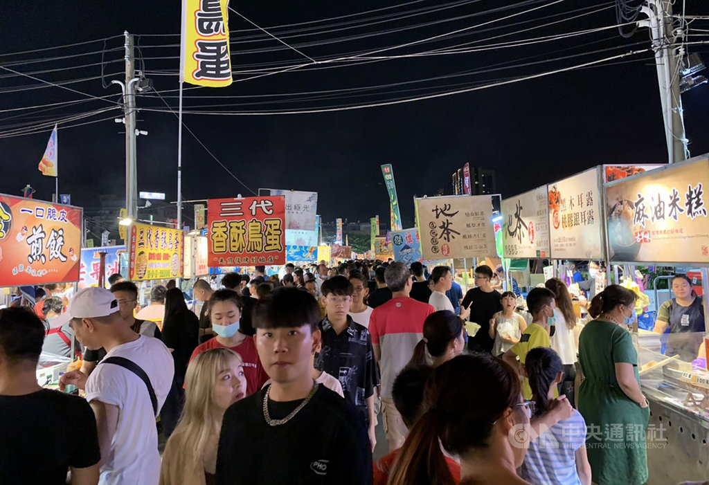 中央流行疫情指揮中心宣布8類場所應戴口罩後的第一個週末,台南市最大夜市「花園夜市」8日晚間有大量人潮,其中不戴口罩遊客約7成,戴口罩的遊客有3成,中央社記者張榮祥台南攝 109年8月8日