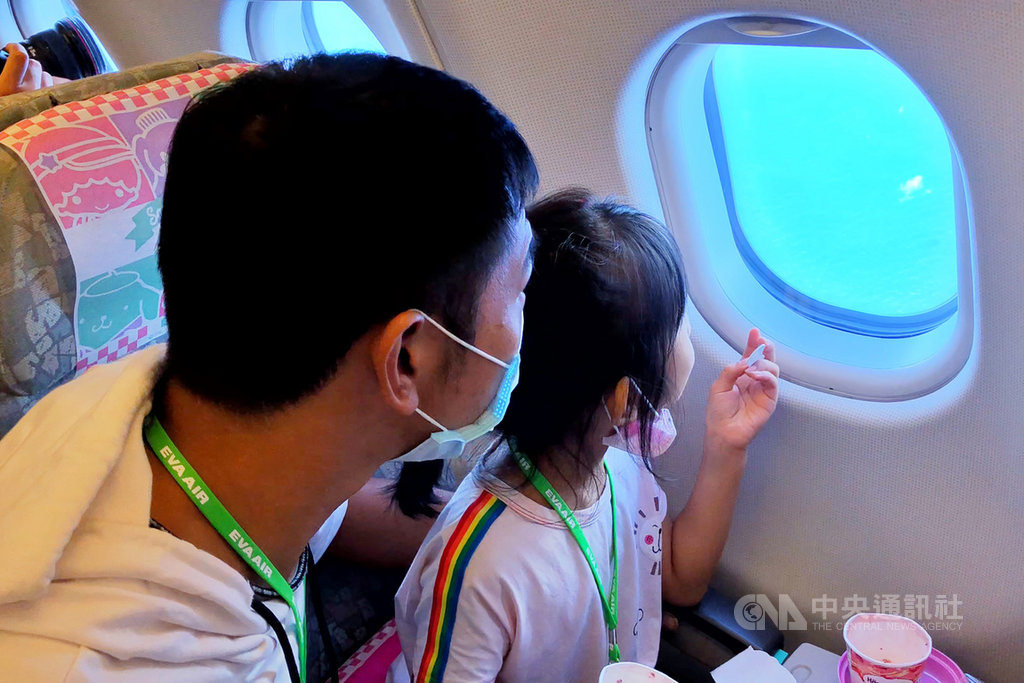 由長榮航空公司規劃的類出國專案航班,首架航機在父親節8日上午出發,吸引許多大小朋友攜手同遊。中央社記者吳睿騏攝 109年8月8日