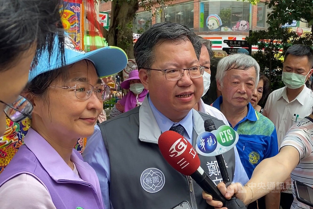 桃園市長鄭文燦(左2)8日表示,市府規劃在國道3號56公里處增設大鶯豐德交流道,並以整體交通運轉較佳的雙苜蓿葉型作為交流道方案,整體建設經費逾新台幣54億元,將由市府與中央共同分攤,計畫已獲國發會支持通過。(桃園市政府新聞處提供)中央社記者吳睿騏桃園傳真 109年8月8日