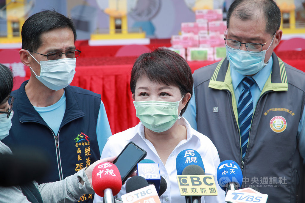 環保署撤銷台中市環保局對台中火力發電廠做出的3項處分,環保局向台北高等行政法院聲請停止執行遭駁回,台中市長盧秀燕(中)8日表示,為了民眾健康,市府會繼續努力,不排除繼續抗告。(台中市政府提供)中央社記者蘇木春傳真 109年8月8日