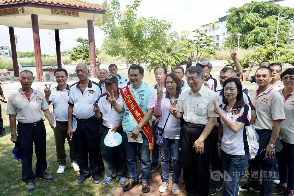 台灣民眾黨主席柯文哲(前右2)8日南下全力輔選黨徵召高雄市長補選候選人吳益政(前右4),行程滿檔。(吳益政競選總部提供)中央社記者張榮祥高雄傳真 109年8月8日