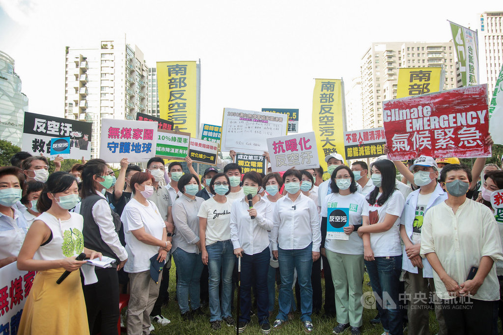 由多個環保與醫界團體發起的「88節台中抗暖化、反空污、顧健康」遊行,8日在台中登場,台中市長盧秀燕(前右6)到場力挺。中央社記者蘇木春攝 109年8月8日