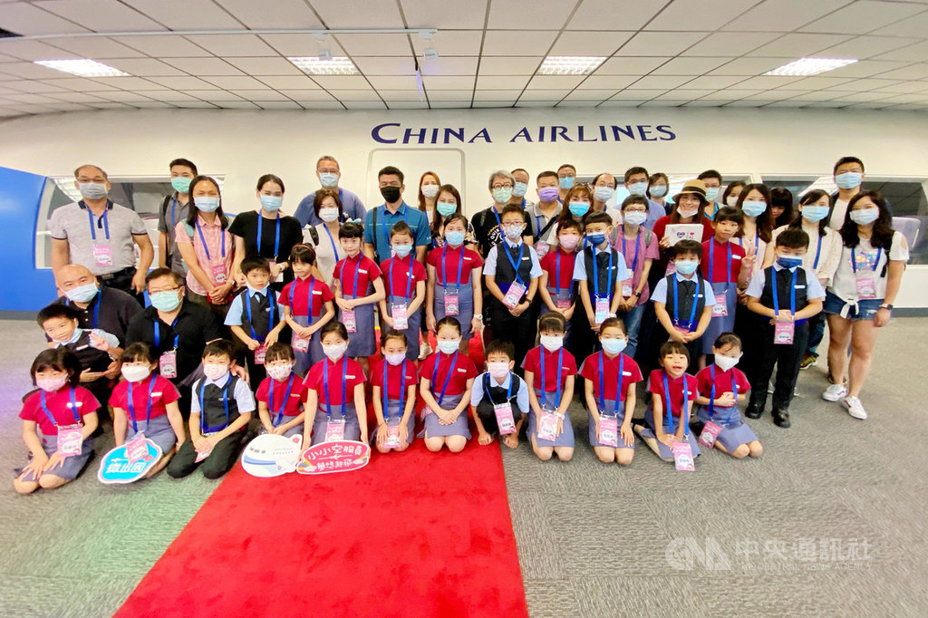 中華航空在8日父親節當天舉辦「小小空服員夢想起飛」活動,帶領孩子們化身小小空服員為家長服務,參與的小朋友們都換上迷你版空服員制服,架勢十足。(中華航空公司提供)中央社記者吳睿騏桃園機場傳真 109年8月8日
