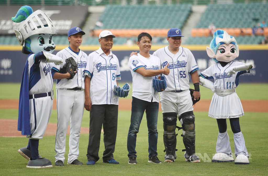 中職富邦悍將隊8日父親節當天推出主場活動「悍爸爸一起GO」,賽前邀請投手陳仕朋(左)的阿公陳明坤(左2)與捕手張進德(右)的恩師方穎豐(右2)擔任開球嘉賓。中央社記者張新偉攝 109年8月8日