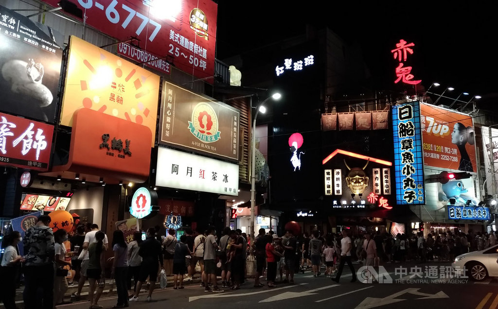 中央流行疫情指揮中心宣布8大場所戴口罩後的第一個週末,台中市逢甲夜市8日晚間湧入不少人潮,車潮也將馬路擠得水洩不通。中央社記者蘇木春攝 109年8月8日