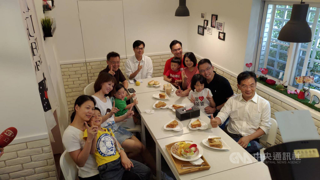 民進黨高雄市長補選候選人陳其邁(後中)8日出席「邁的Brunch-我們的奶爸經」活動,與年輕父親交流當父親的心得與甘苦。中央社記者王淑芬攝 109年8月8日