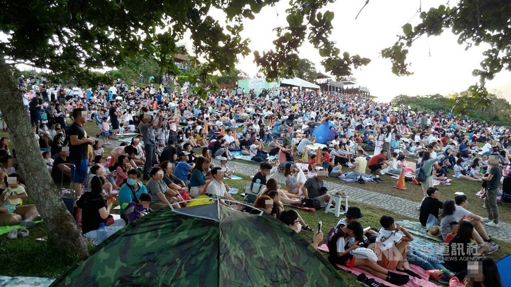 台東8日上午在鹿野鄉高台大草原舉辦的熱氣球活動湧入約9000人次,現場工作人員雖努力勸導民眾戴口罩,但還是只有不到3成的民眾戴上口罩。中央社記者盧太城台東攝 109年8月8日