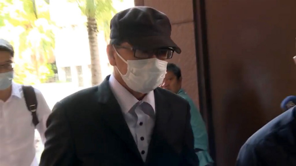 台北地檢署偵辦立委涉收賄案,不服立委趙正宇獲台北地方法院裁定交保,提起抗告。台灣高等法院7日裁定撤銷趙正宇交保,發回更裁。台北地院8日上午再開羈押庭,趙正宇(圖)抵北院時未表示意見。(民眾提供)中央社記者蕭博文傳真 109年8月8日