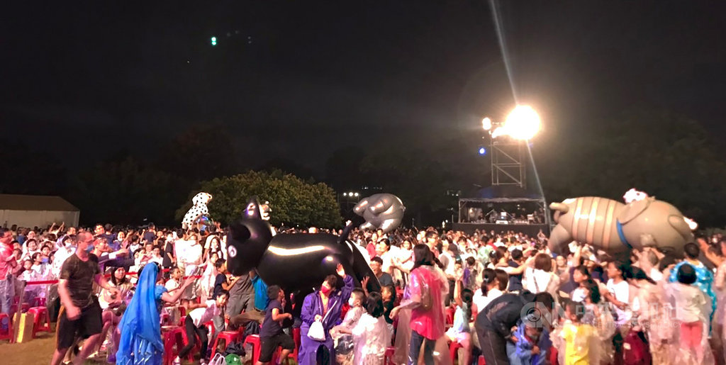 紙風車劇團浴火重生後,8日父親節晚間在高雄市衛武榕園登場演出,雖然天公不作美,現場下著雨,但是仍澆不熄民眾熱情。中央社記者王淑芬攝 109年8月8日