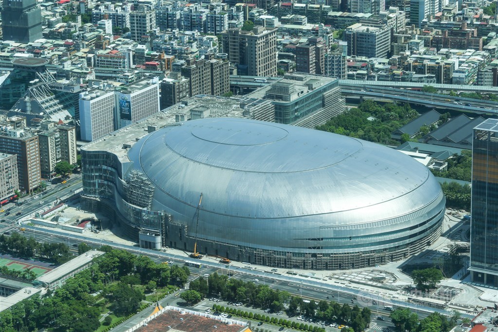 大巨蛋案停工5年多,歷經台北市政府都審、環差審查、防火避難評定後,台北市建管處7日已同意復工。(中央社檔案照片)