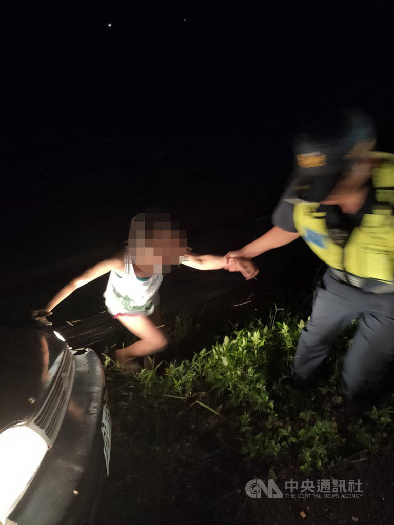 南投縣警察局埔里分局8日表示,一名洪姓女子駕車外出未歸,員警獲報到埔里鎮蜈蚣里山區搜尋,7日凌晨在一處圳溝發現洪女車輛,洪女受困車內,救出所幸僅擦傷。(埔里分局提供)中央社記者蕭博陽南投縣傳真 109年8月8日
