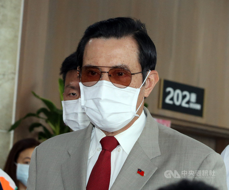 前總統馬英九(前)8日出席肝病防治學術基金會26週年慶前表示,大陸學生不能來台灣,其實是台灣的損失,因為兩岸年輕人的交流,對兩岸長期和平發展是有利的。中央社記者郭日曉攝 109年8月8日