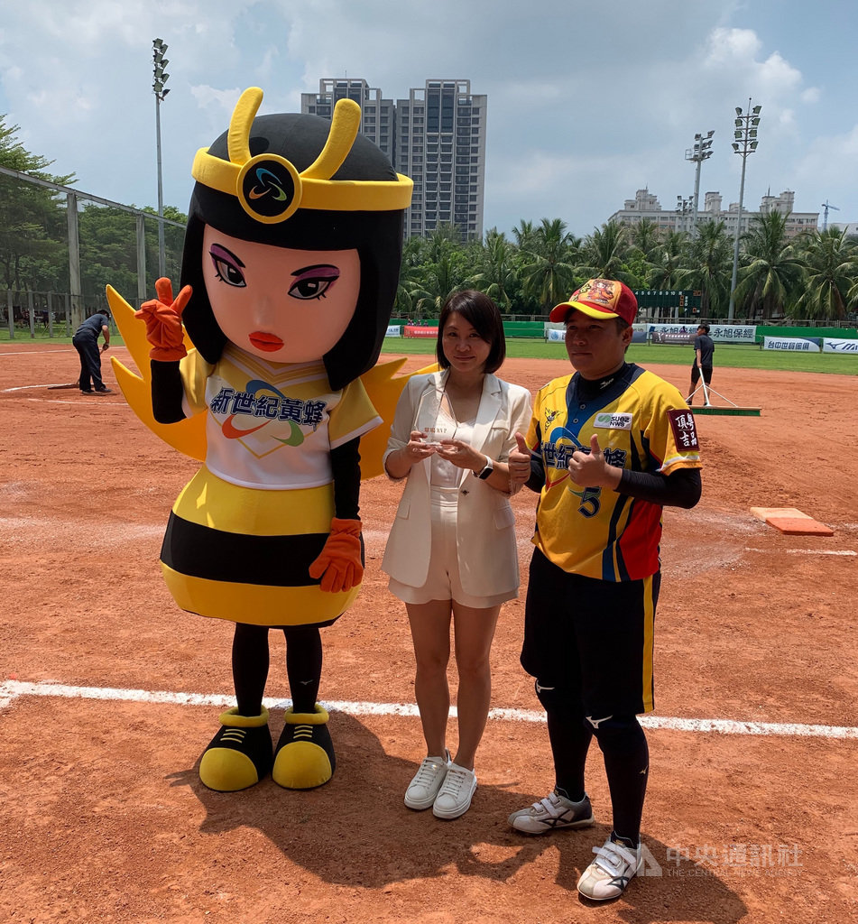 2020新力旺企業女子壘球聯賽下半球季8日在高雄開打,新世紀黃蜂隊林鳳珍(右)演出單場雙響砲,幫助球隊以4比2擊敗新力旺旺獅隊,林鳳珍也抱回單場MVP。(企業女子壘球聯賽大會提供)中央社記者謝靜雯傳真 109年8月8日