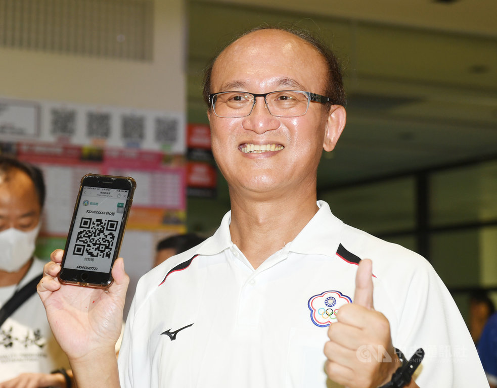 動滋券8日首日開放抵用,體育署代理署長林騰蛟上午化身代言人,到台北中正運動中心示範如何使用動滋券,並以動滋券體驗射箭課程,推薦民眾用動滋券做運動。中央社記者施宗暉攝 109年8月8日
