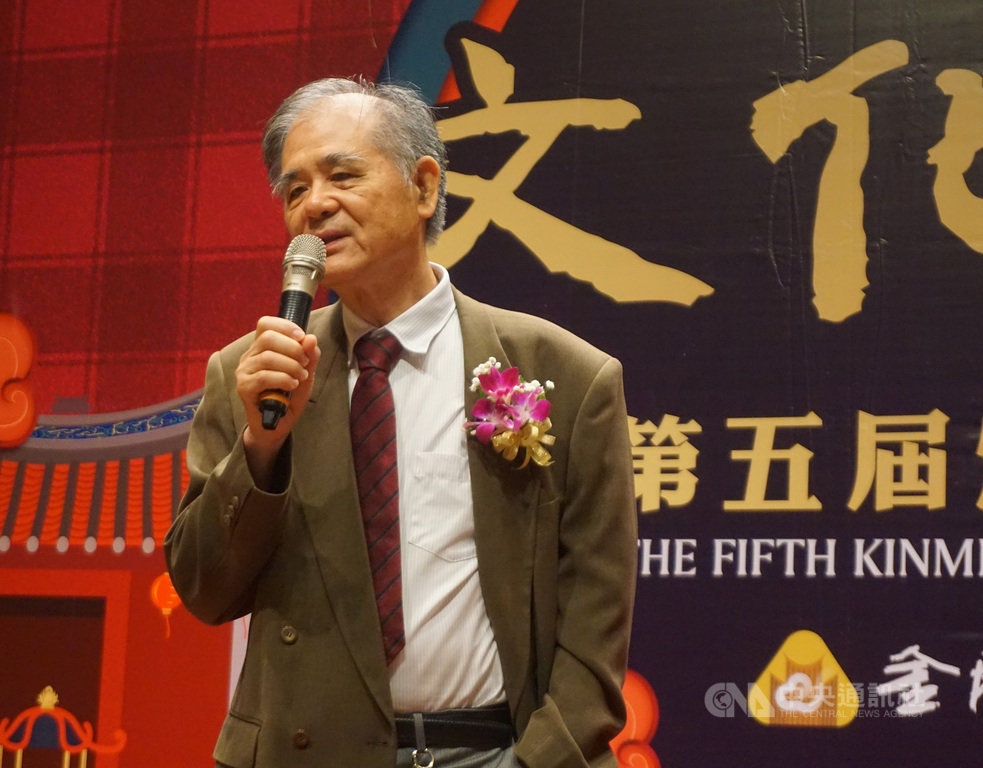 榮獲第5屆金門文化獎的作家李福井8日出席頒獎典禮,致詞時表示,回鄉後才發現「退後是向前」,如果沒有退後這一步,就沒辦法向前,也就不可能寫出這麼多與家鄉有關的文學作品。中央社記者黃慧敏攝 109年8月8日