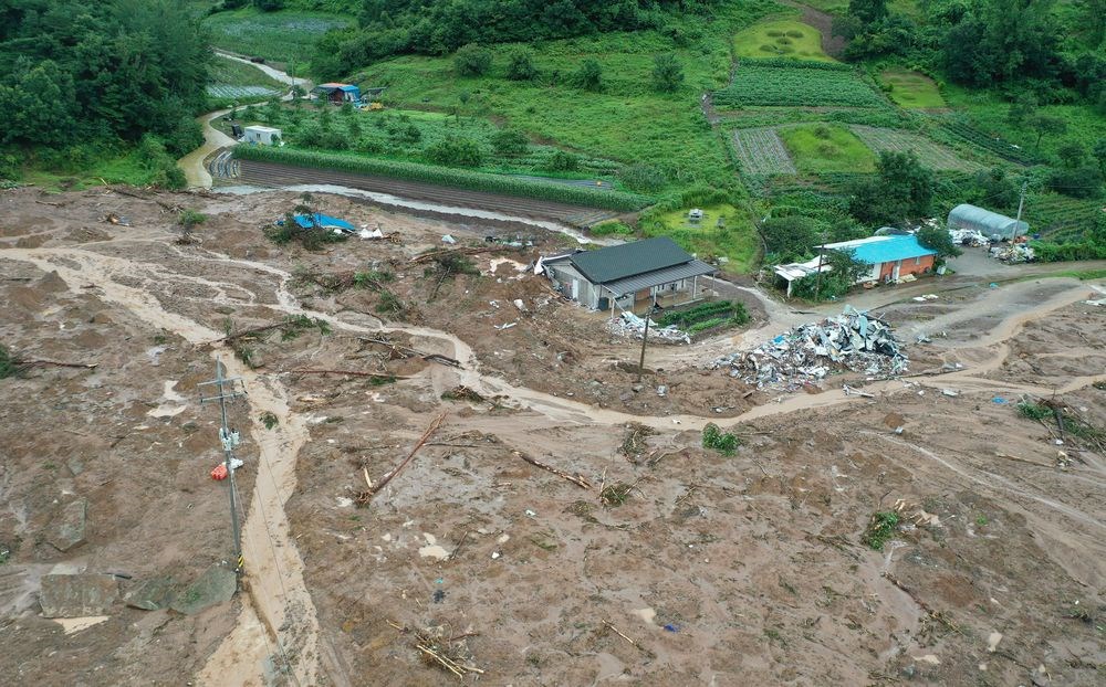 韓國連日來暴雨不斷,全羅南道谷城郡有村落被土石流摧毀,5人喪生。(韓聯社)