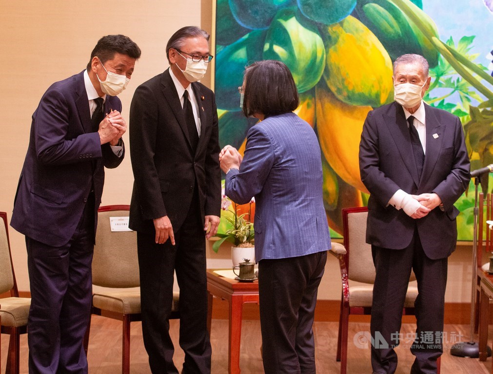 總統蔡英文(右2)9日下午在總統府接見來台弔唁故總統李登輝的日本訪問團。正值防疫期間,蔡總統和日本前首相森喜朗(右)、眾議員岸信夫(左)等人拱手致意。中央社記者謝佳璋攝 109年8月9日