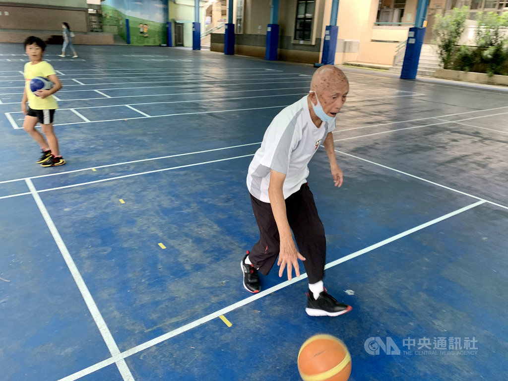 高齡94歲的羅毓彪(右)是台灣國寶級籃球教練,他身子依舊硬朗,仍在第一線教導小球員,無論是運球投籃、還是過人切入,老教頭親身示範,遊刃有餘。中央社記者龍柏安攝 109年8月9日