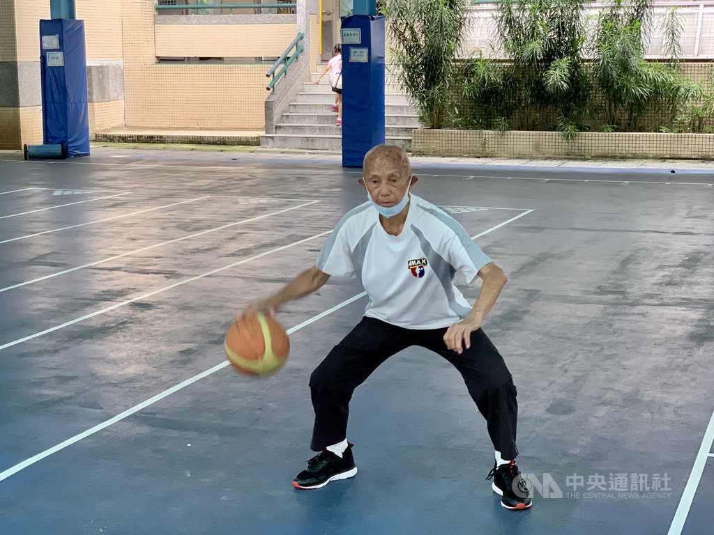 高齡94歲的籃球教練羅毓彪,大半輩子都奉獻給籃球,不過他一點都不嫌累,直呼教籃球是興趣,只要他還能動,就會一直教下去。中央社記者龍柏安攝 109年8月9日