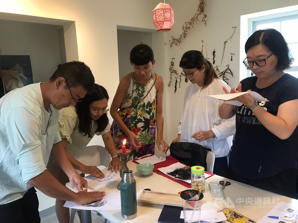 從事剪紙藝術的「馬祖剪花」作者陳治旭(左)8月起在馬祖教學,首次帶學員用最傳統工序處理剪紙,包含燻樣(古法複印方式)、團花剪紙等技法,格外具傳承的意義。(馬祖青年發展協會提供)中央社記者邱筠馬祖傳真 109年8月9日