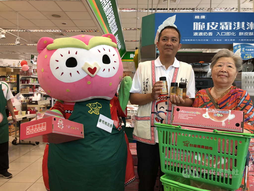 為了讓更多民眾品嚐到梨山水蜜桃好滋味,台中市和平代理區長古志偉(右2)帶著水蜜桃下山,到超市擔任一日店長,進行快閃活動,行銷梨山水蜜桃。中央社記者趙麗妍攝 109年8月9日